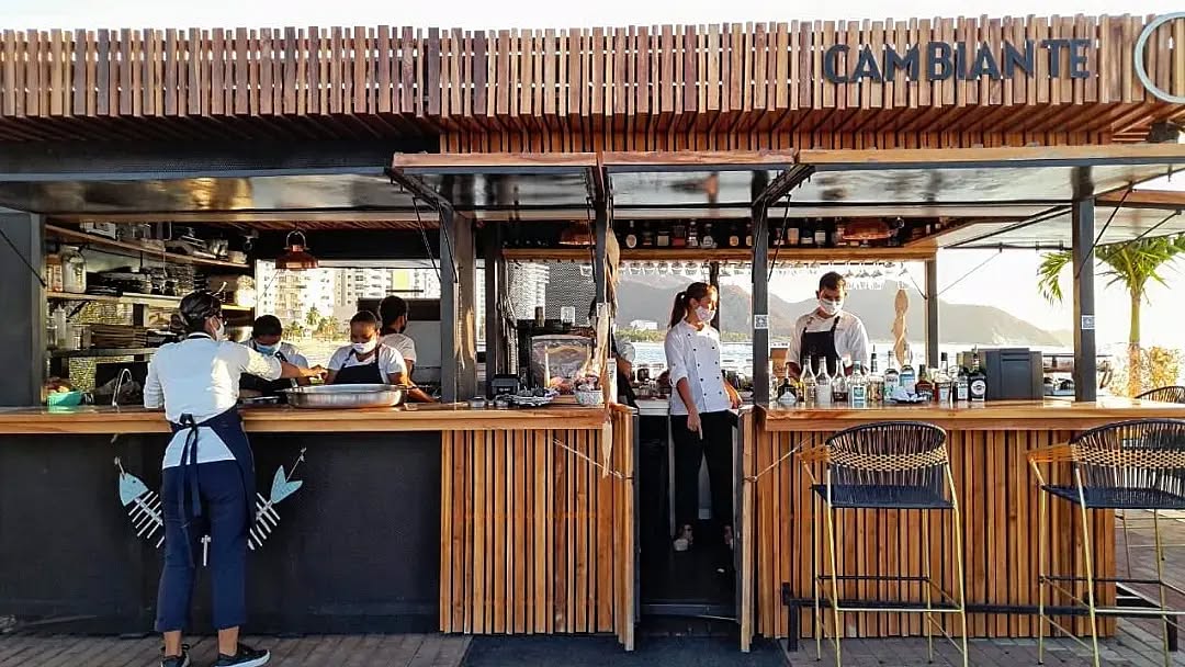 Equipo de cocina y barra de Cambiante Marina