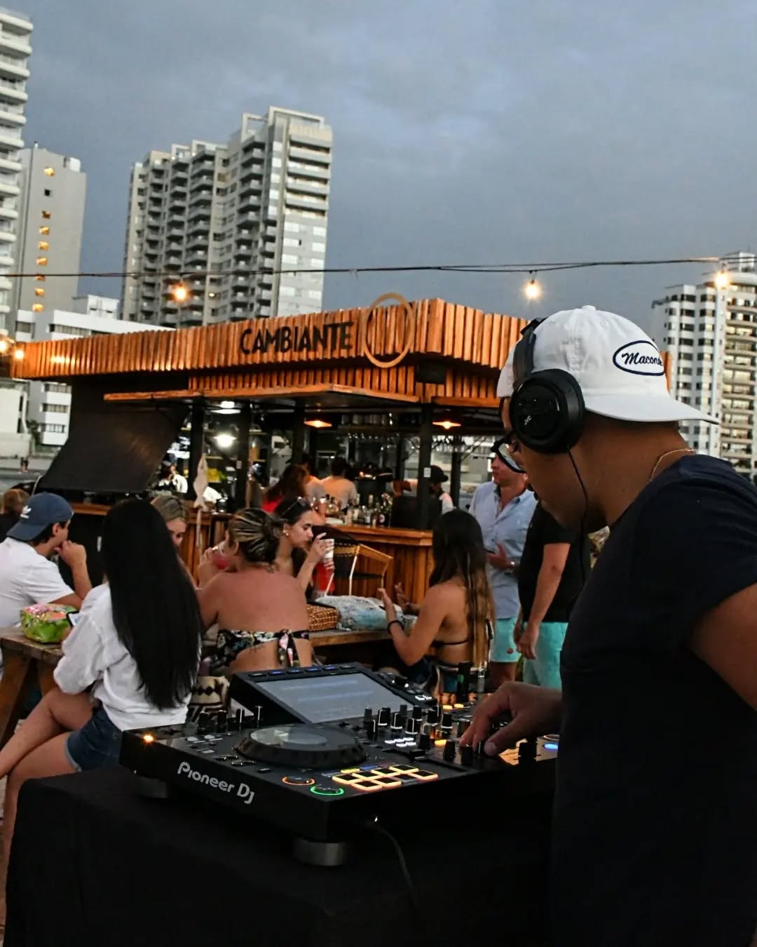DJ y ambiente nocturno en Cambiante Marina